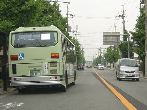 意外と知らない交通違反 路線バスの追い越し
